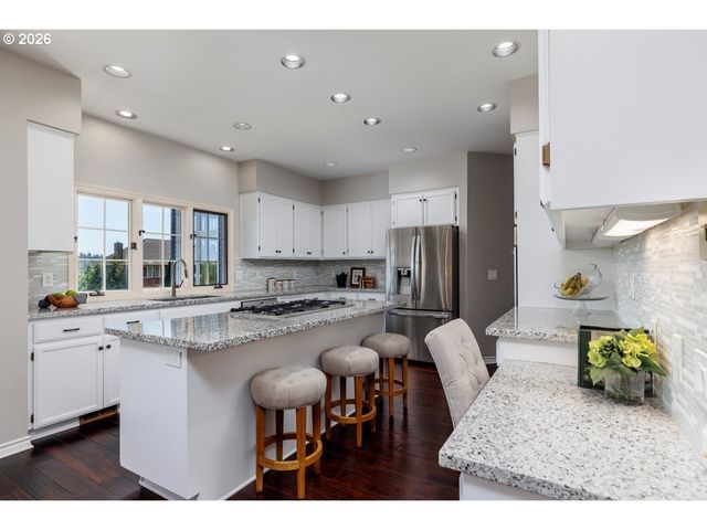 2055 RIDGE POINTE Dr, Lake Oswego, OR 97034