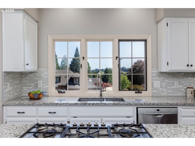 2055 RIDGE POINTE Dr, Lake Oswego, OR 97034