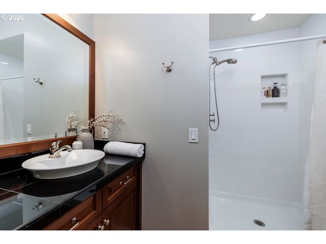 2055 RIDGE POINTE Dr, Lake Oswego, OR 97034