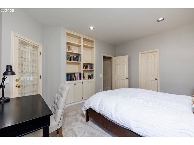 2055 RIDGE POINTE Dr, Lake Oswego, OR 97034