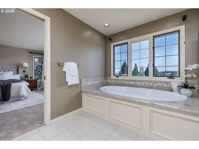 2055 RIDGE POINTE Dr, Lake Oswego, OR 97034