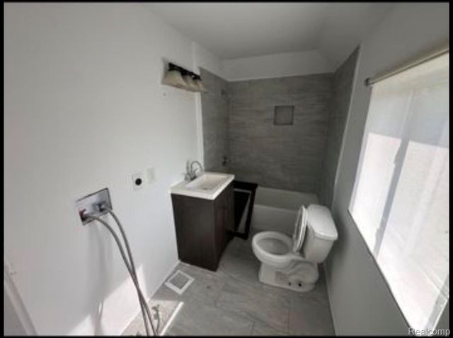 132 E Howard Street, Pontiac, MI 48342