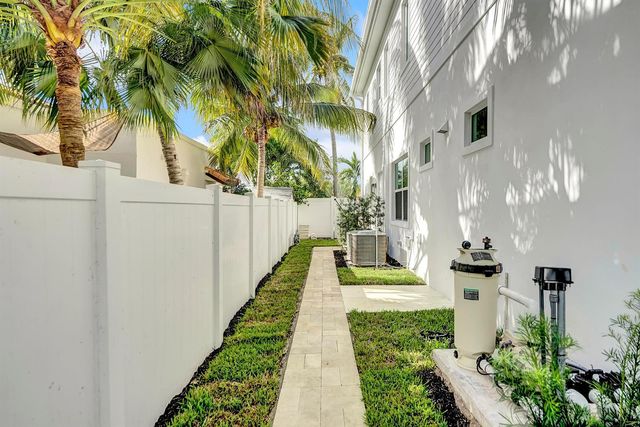 500 NE Wavecrest Way, Boca Raton, FL 33432