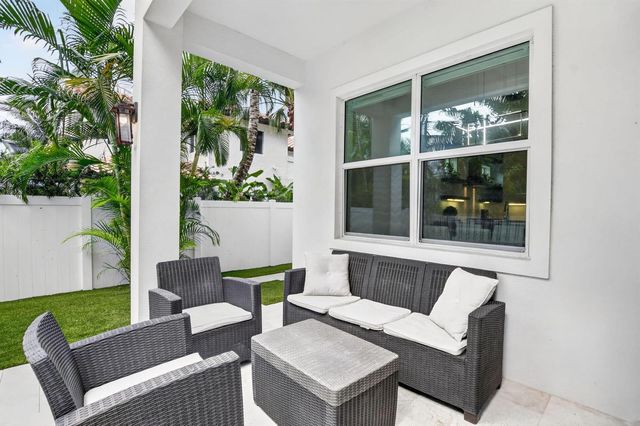 500 NE Wavecrest Way, Boca Raton, FL 33432
