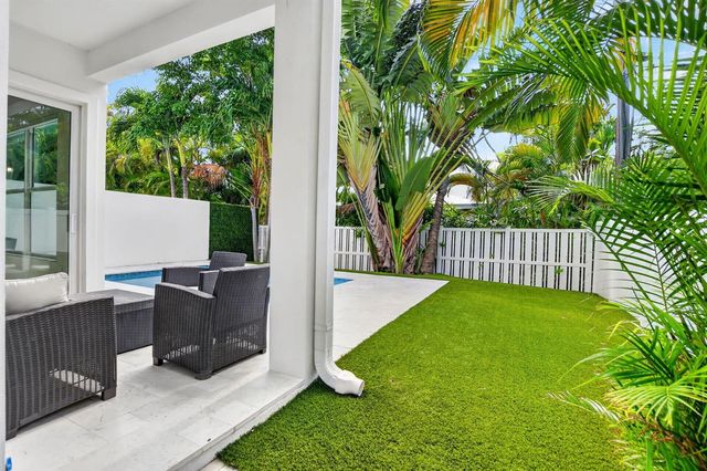 500 NE Wavecrest Way, Boca Raton, FL 33432