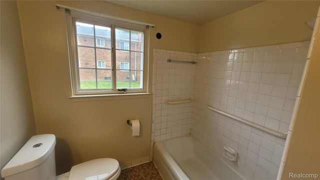 25319 Shiawassee Circle 102, Southfield, MI 48033