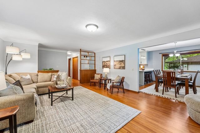 1866 Sterling Avenue N, Maplewood, MN 55109