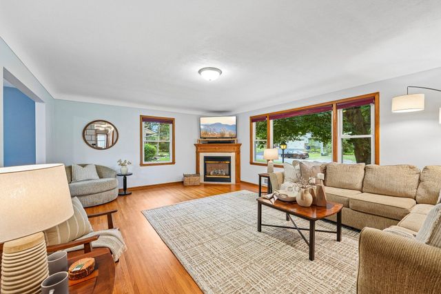 1866 Sterling Avenue N, Maplewood, MN 55109