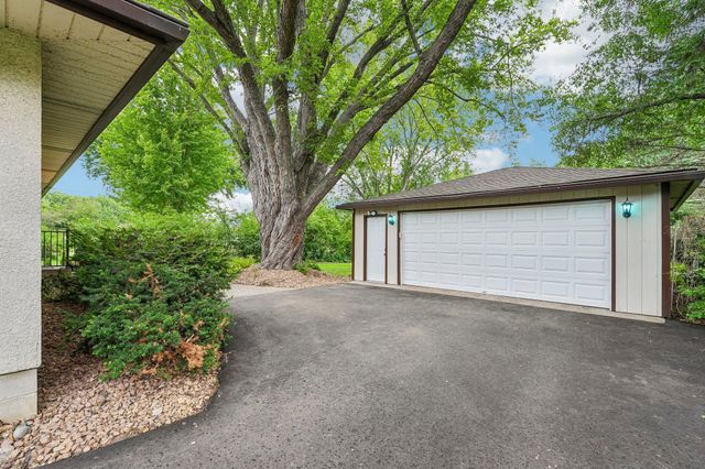 1866 Sterling Avenue N, Maplewood, MN 55109