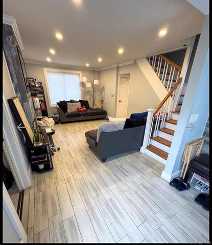 131 E Alhambra Avenue, Lindenhurst, NY 11757