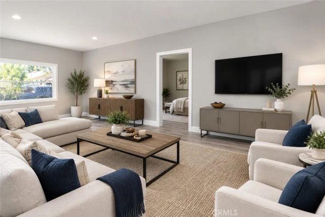 1001 W Myrtle, Santa Ana, CA 92703