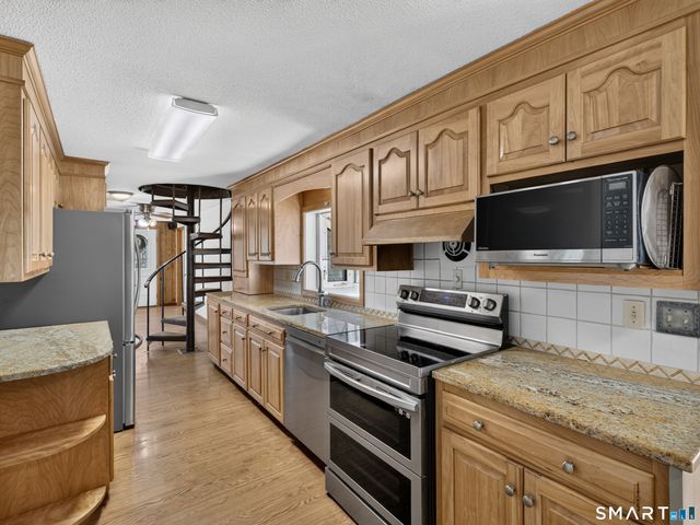 9 West Road, East Lyme, CT 06357