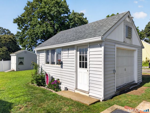 9 West Road, East Lyme, CT 06357