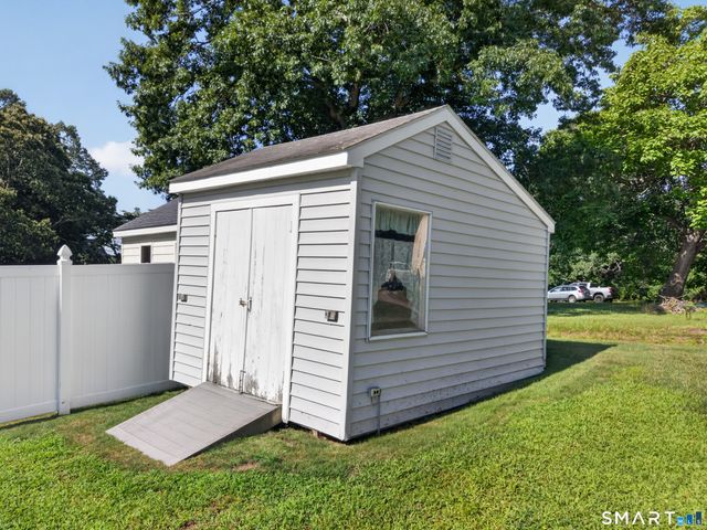 9 West Road, East Lyme, CT 06357