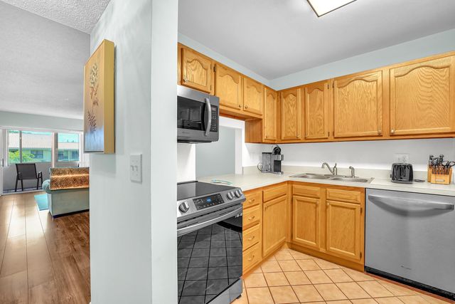 210 LAKE EVELYN Drive 210, West Palm Beach, FL 33411