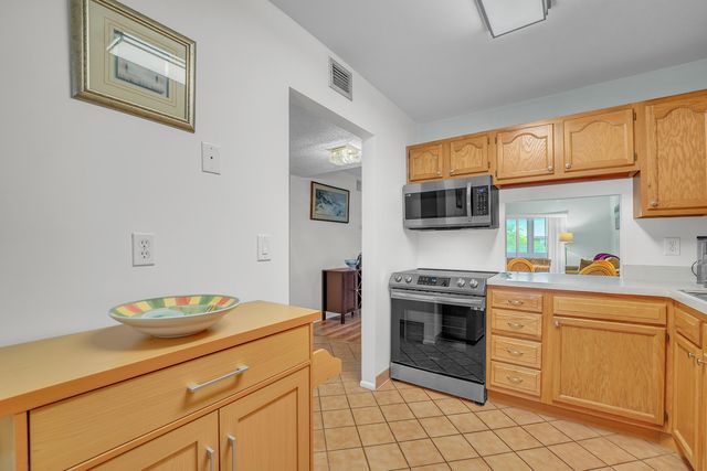 210 LAKE EVELYN Drive 210, West Palm Beach, FL 33411