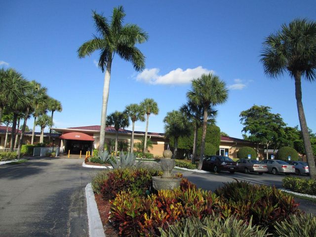 210 LAKE EVELYN Drive 210, West Palm Beach, FL 33411