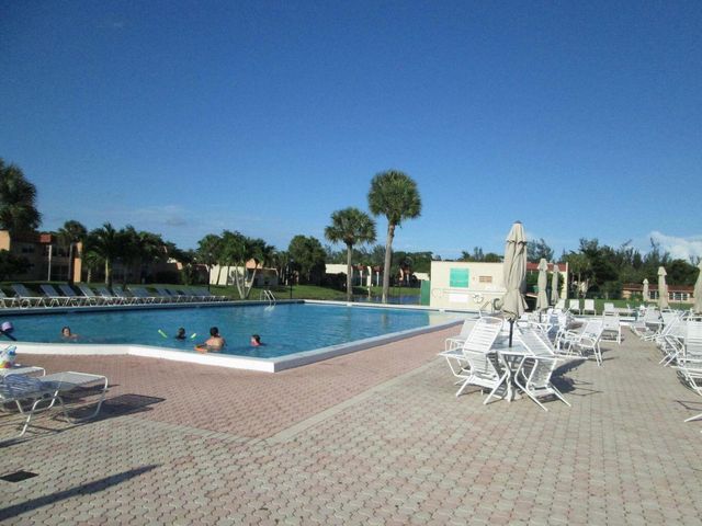 210 LAKE EVELYN Drive 210, West Palm Beach, FL 33411