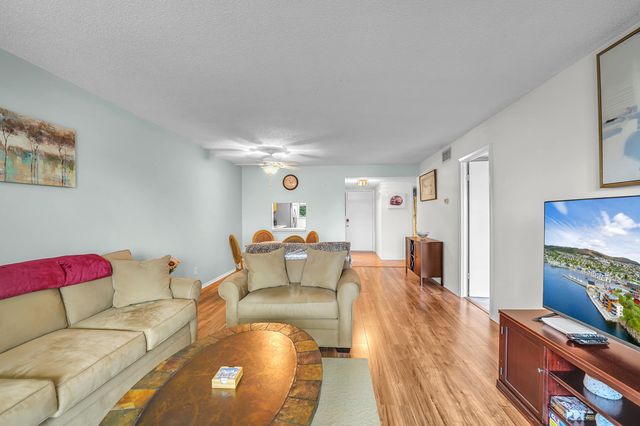 210 LAKE EVELYN Drive 210, West Palm Beach, FL 33411