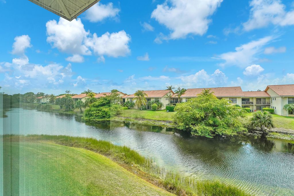 210 LAKE EVELYN Drive 210, West Palm Beach, FL 33411