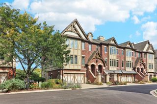 402 Brownstone Drive, St. Charles, IL 60174