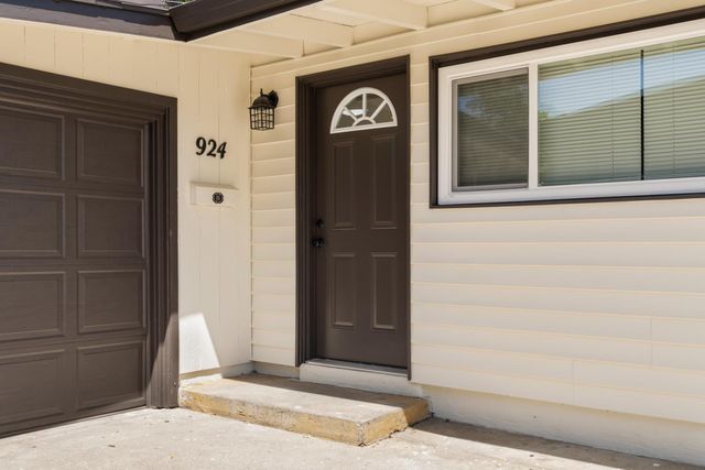 924 Cummins Way, West Sacramento, CA 95605