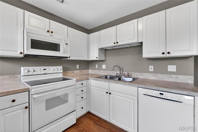16560 Victoria Crossing Drive J, Grover, MO 63040