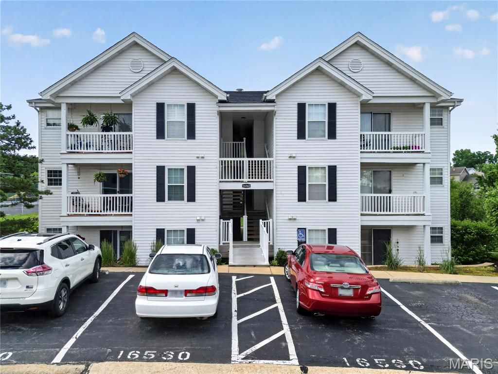 16560 Victoria Crossing Drive J, Grover, MO 63040