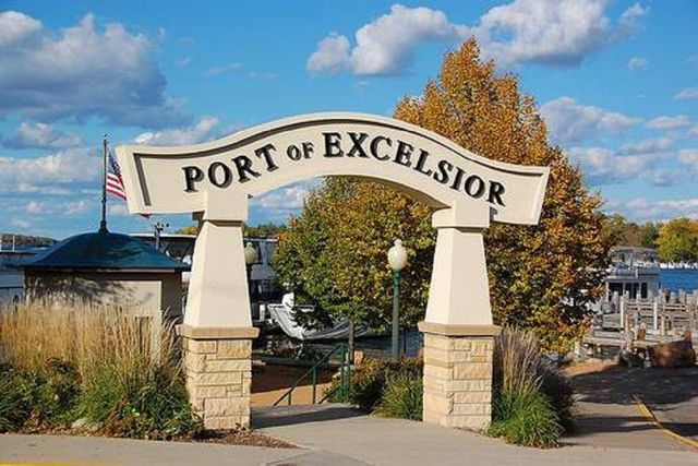 27755 Island View Rd, Shorewood, MN 55331