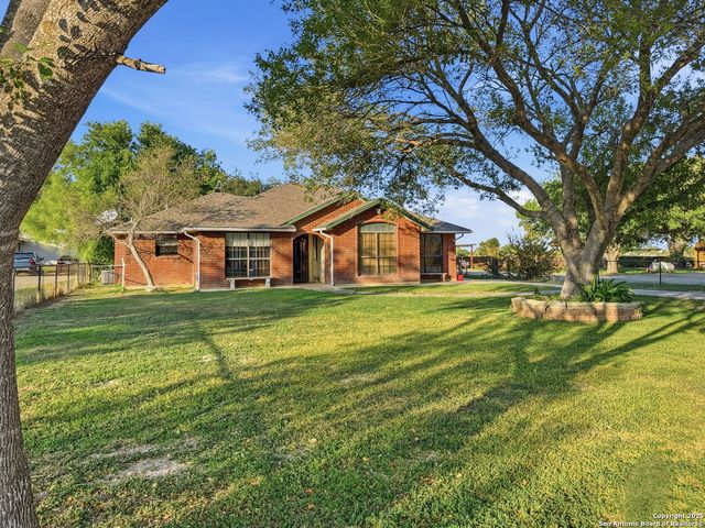 434 County Road 6610, Devine, TX 78016