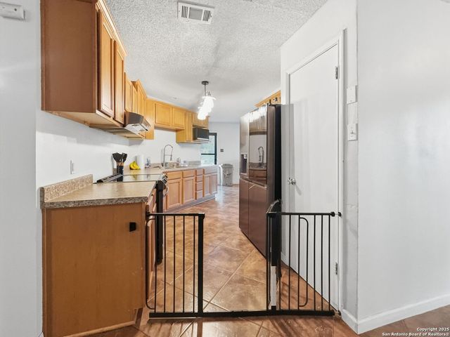 434 County Road 6610, Devine, TX 78016