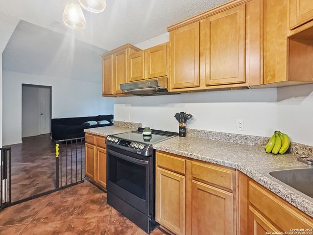 434 County Road 6610, Devine, TX 78016