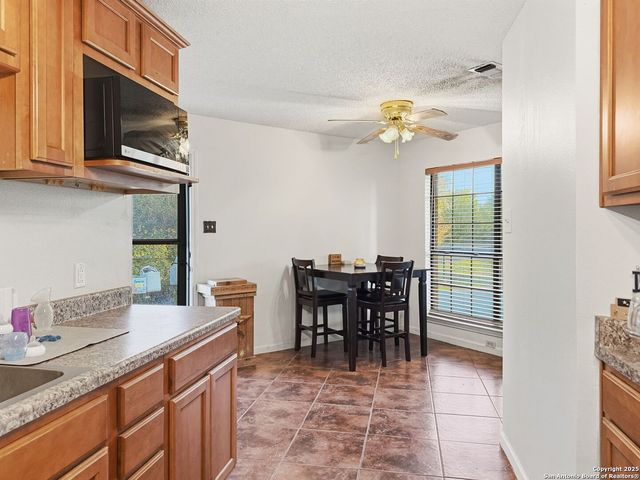 434 County Road 6610, Devine, TX 78016