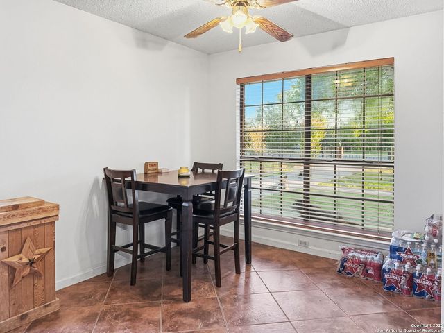 434 County Road 6610, Devine, TX 78016