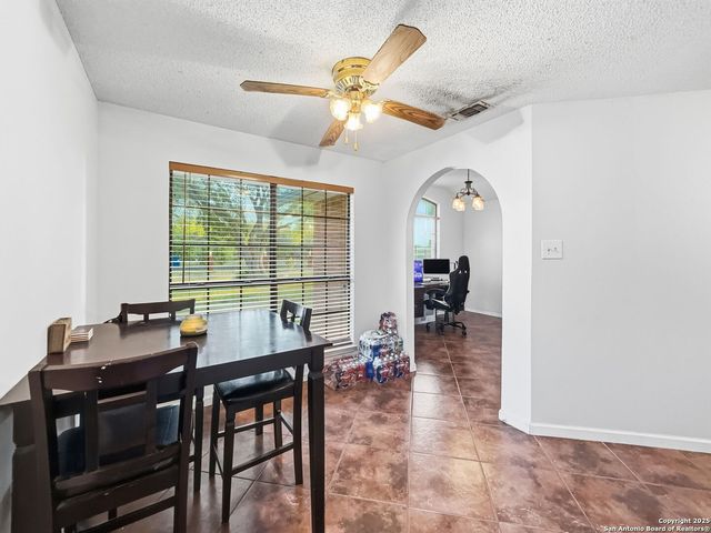 434 County Road 6610, Devine, TX 78016