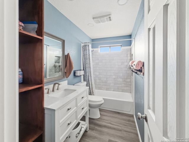 434 County Road 6610, Devine, TX 78016