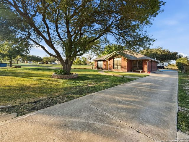 434 County Road 6610, Devine, TX 78016