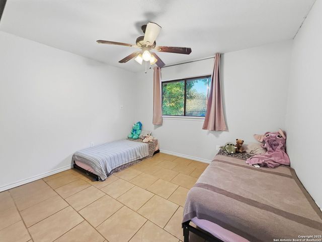 434 County Road 6610, Devine, TX 78016