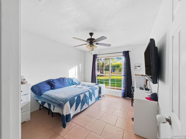 434 County Road 6610, Devine, TX 78016