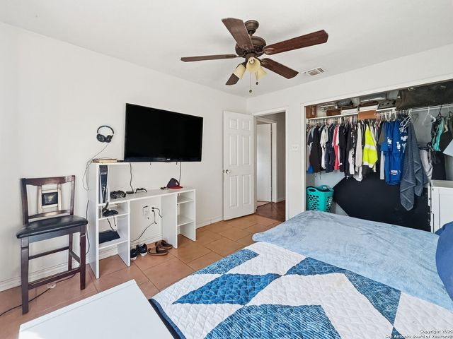 434 County Road 6610, Devine, TX 78016