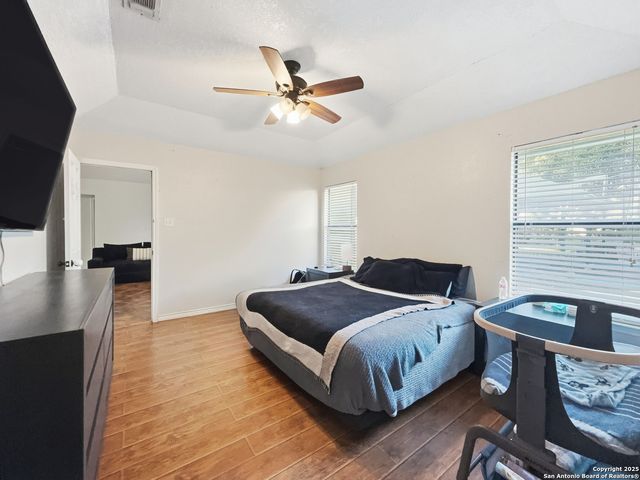 434 County Road 6610, Devine, TX 78016