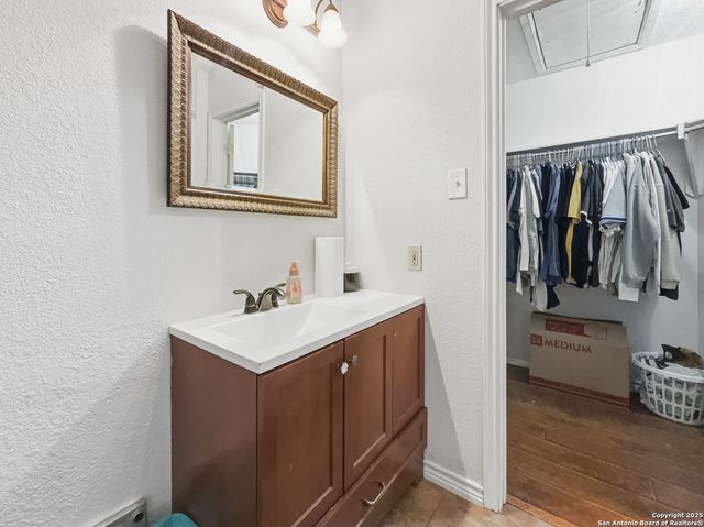 434 County Road 6610, Devine, TX 78016