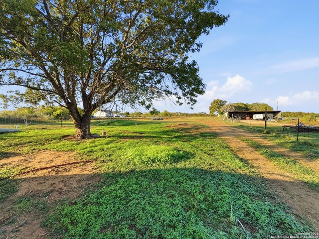 434 County Road 6610, Devine, TX 78016