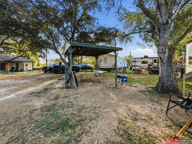 434 County Road 6610, Devine, TX 78016