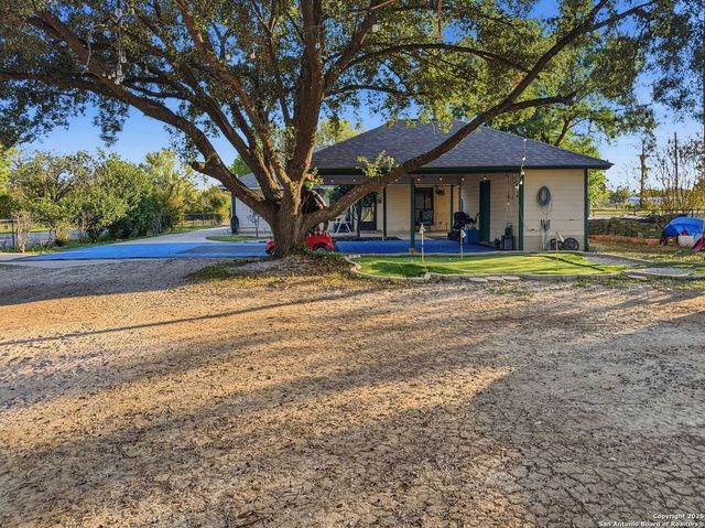 434 County Road 6610, Devine, TX 78016