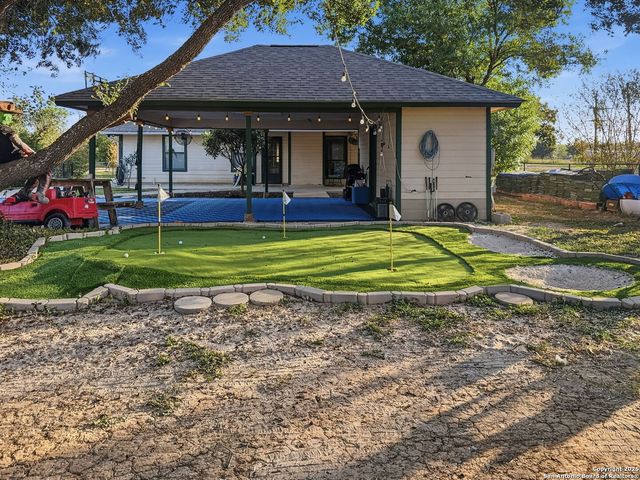 434 County Road 6610, Devine, TX 78016