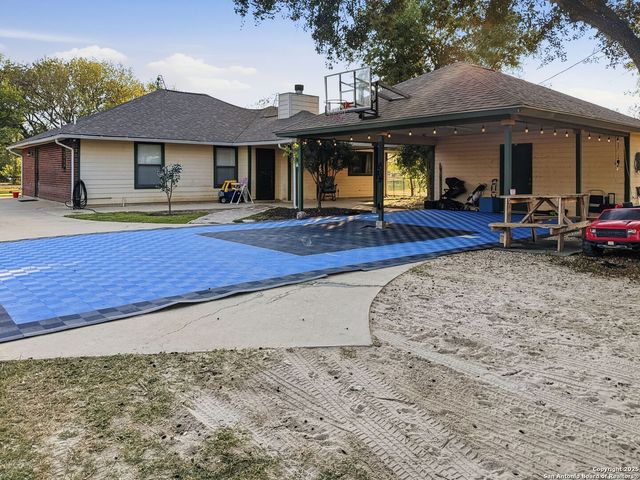 434 County Road 6610, Devine, TX 78016