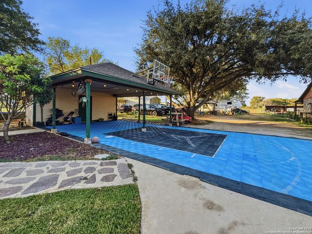 434 County Road 6610, Devine, TX 78016