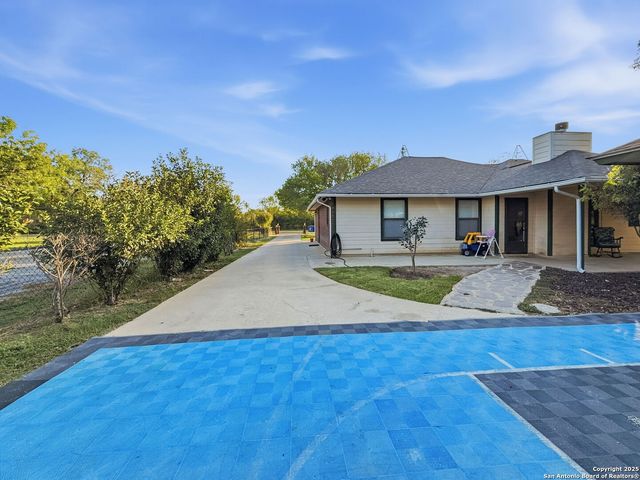 434 County Road 6610, Devine, TX 78016