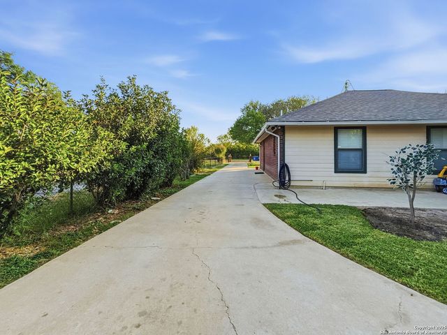 434 County Road 6610, Devine, TX 78016